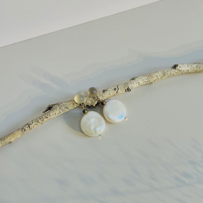 Natural Pearl & Grey Agate Earrings - ต่างหู - ไข่มุก ขาว