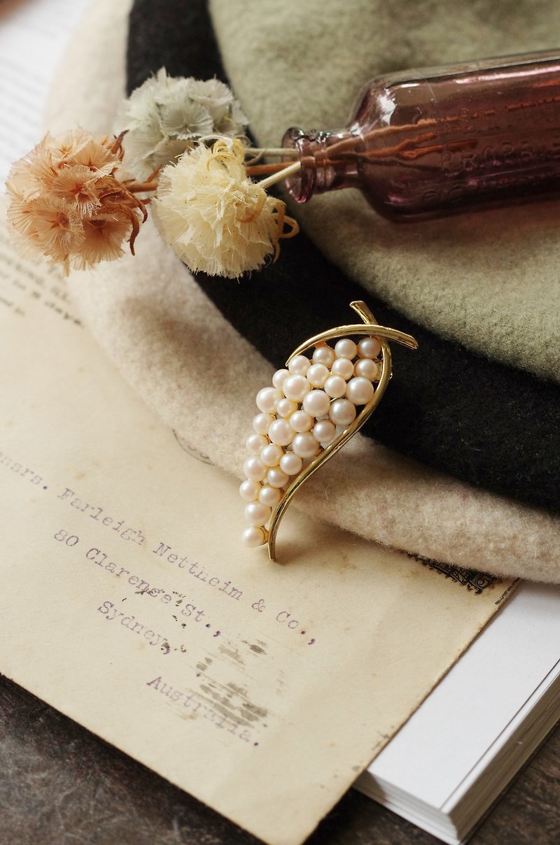 Vintage gold tone faux pearl brooch pin b83 - เข็มกลัด - โลหะ สีทอง