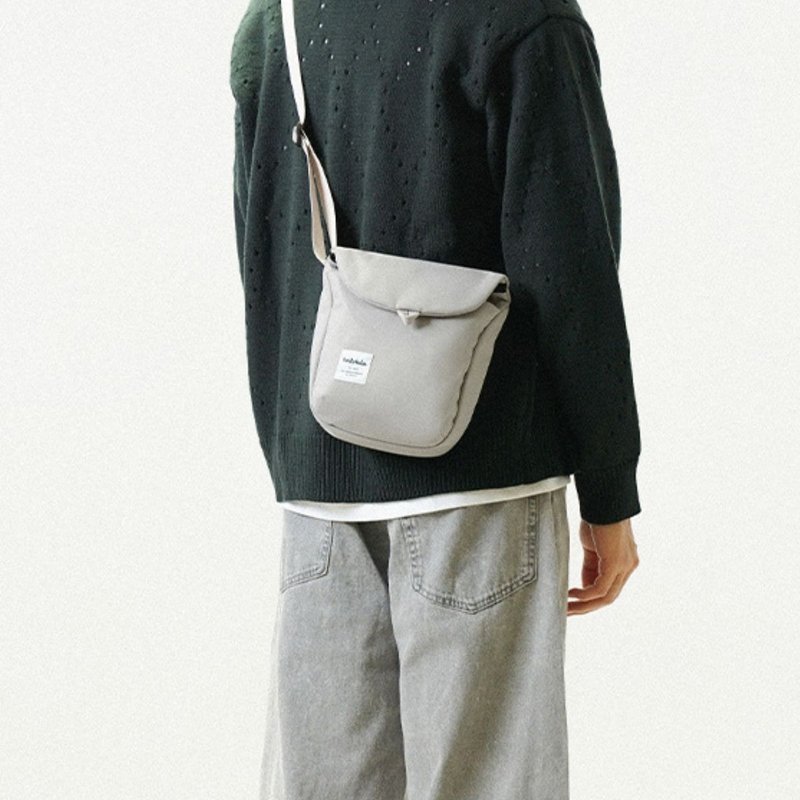 【新色】防潑水日常斜背包 DESI ECO 磁扣開口方便收納 (柔灰色) - 側背包/斜孭袋 - 環保材質 灰色