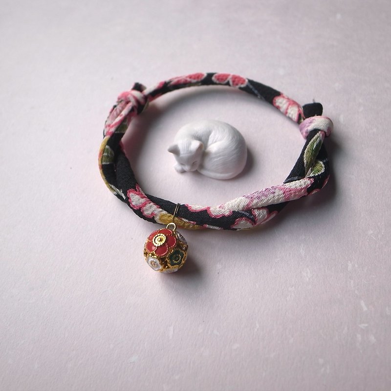 +桜梅ラウンドの鐘をスペード - 犬と猫と布の襟のネックレス（調節可能）日本語 - 首輪・リード - シルク・絹 ブラック