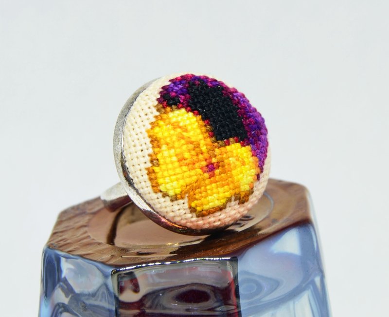 三色堇花刺繡圓環十字繡黃色黑色首飾手工花卉禮物送給女性 - 戒指 - 繡線 黃色