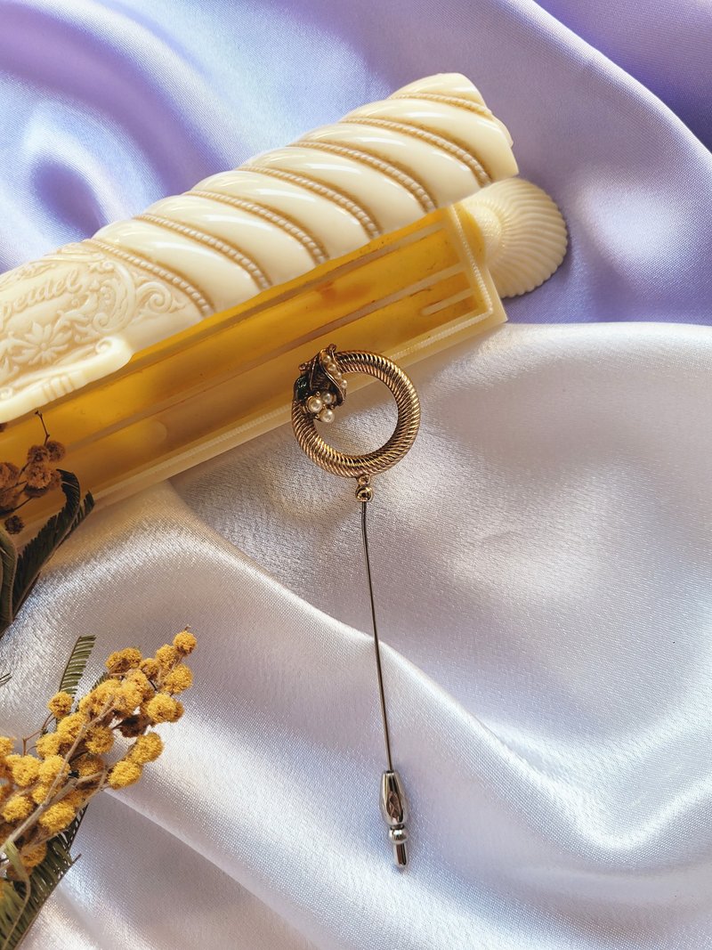 美國西洋古董飾品 / 金紋圓框珍珠琺瑯典雅帽針/棒針Stick Pin - 徽章/別針 - 其他金屬 