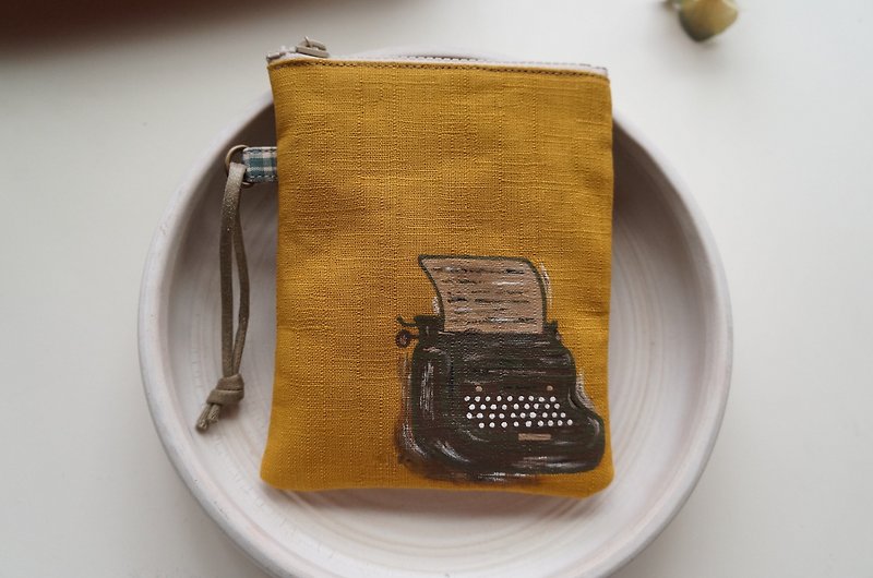 手繪打字機的答答聲小物包/零錢鑰匙包 - 散紙包 - 棉．麻 黃色