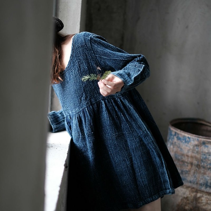 Limited cooperation retro denim blue long-sleeved dress denim cloth hand-made blue dyed loose dress - ชุดเดรส - ผ้าฝ้าย/ผ้าลินิน สีน้ำเงิน
