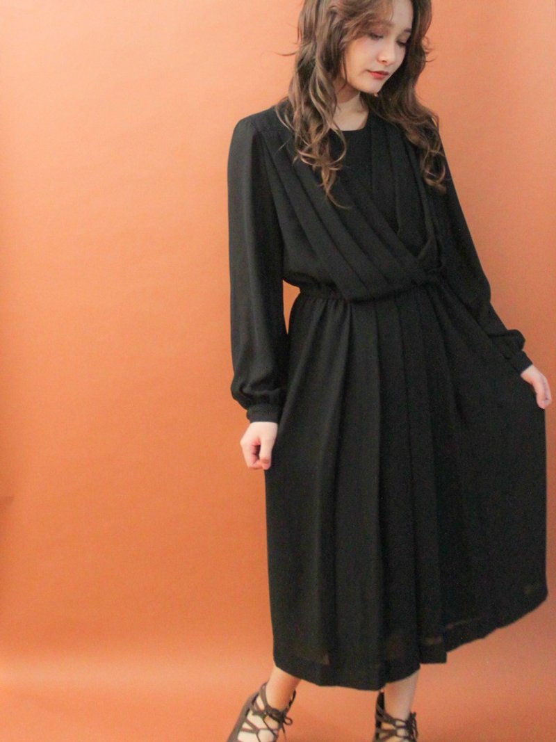 復古秋冬日本製簡約特殊剪裁黑色素雅長袖古著洋裝 - 連身裙 - 聚酯纖維 黑色
