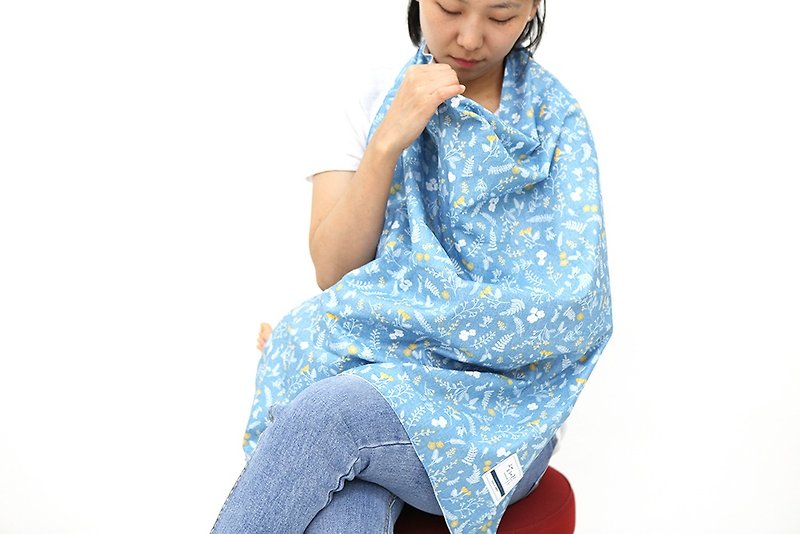 Multi-functional nursing towel Korea Kangaruru Kangaroo baby "clear blue floral" with exclusive storage bag - ผ้าให้นม - ผ้าฝ้าย/ผ้าลินิน สีน้ำเงิน