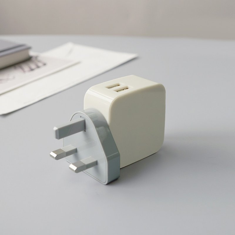 SMIGHTY | 高效能充電轉換座雙USB4.8A輸出多國通用 - 卡其色 - 其他 - 塑膠 卡其色