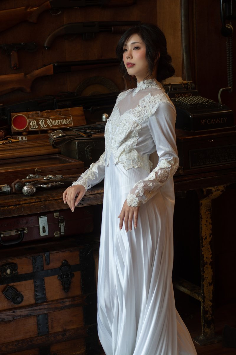 料質fabric 80年代高領刺繡披肩拖尾古董婚紗 - 禮服/小禮服 - 其他人造纖維 白色