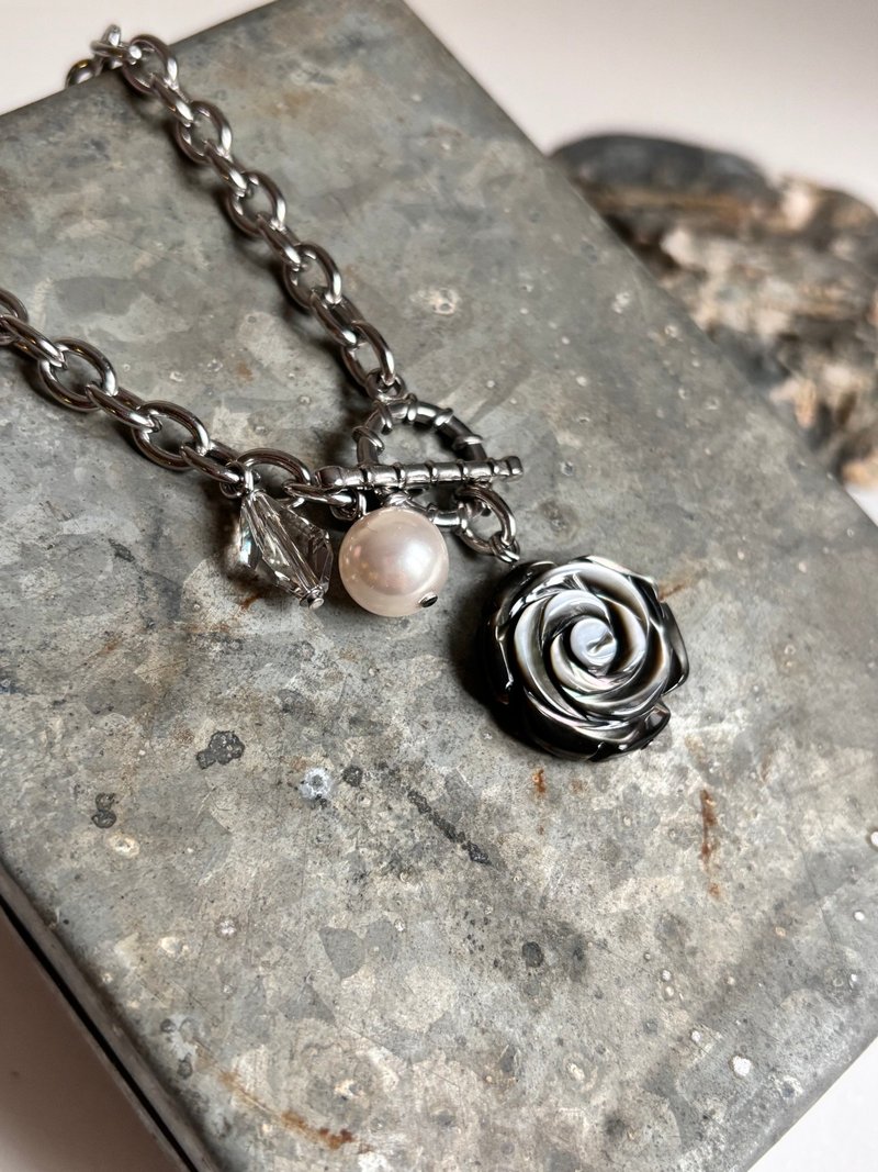 Queen Rsoe Queen Rose Pearl Necklace Stainless Steel Necklace Shell Pearl Crystal - สร้อยคอ - สแตนเลส สีเงิน