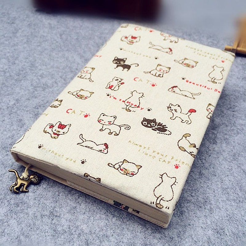 Customized lettering and embroidered characters cute kitty cloth book cloth book cover notebook travel notebook A6 A5 calendar Valentine's day birthday gift graduation gift - สมุดบันทึก/สมุดปฏิทิน - ผ้าฝ้าย/ผ้าลินิน 
