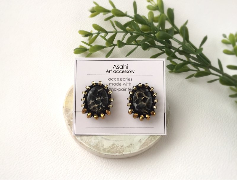 Thread and bead art earrings black - ต่างหู - พลาสติก สีดำ