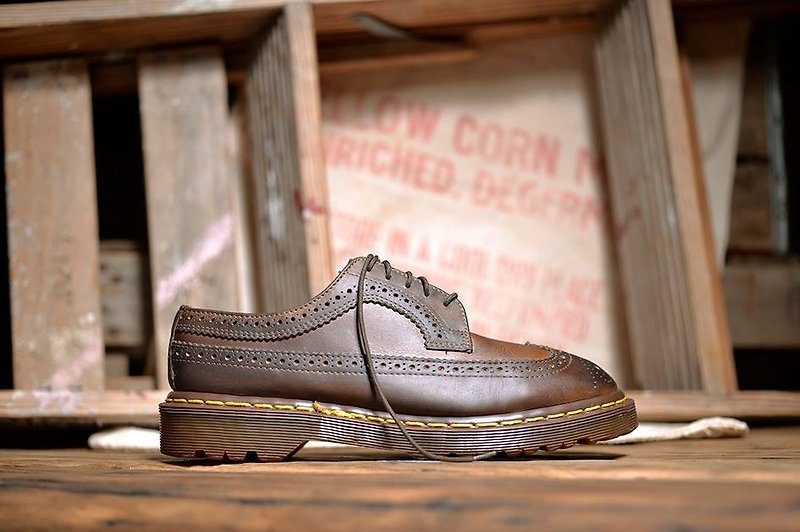 "Dr. Martens Shoes" Martin carved brown UK4.5 DME01 - รองเท้าบัลเลต์ - หนังแท้ สีนำ้ตาล