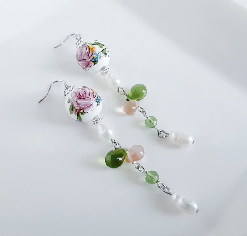 上品な淡水パールが揺れる ぷっくりしずくと薔薇模様の陶器ビーズのゆらゆらお洒落ロングピアス イヤリング お洒落 薔薇模様 アレルギー対応ピアスに変更可能 - 耳環/耳夾/耳骨夾 - 陶 粉紅色