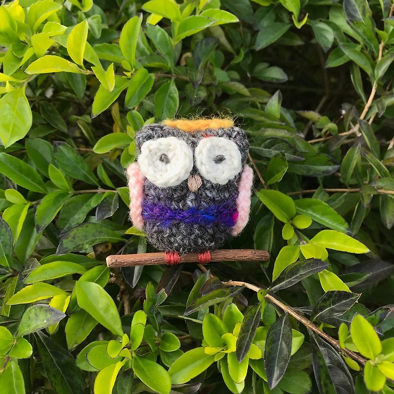 Crocheted Owl Pins - Dark Gray (Pink Wings) - เข็มกลัด/พิน - ขนแกะ สีเทา