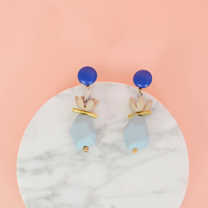 Little nb Marble Beads Geometric Contrast Earrings - Blue - ต่างหู - วัสดุอื่นๆ สีน้ำเงิน