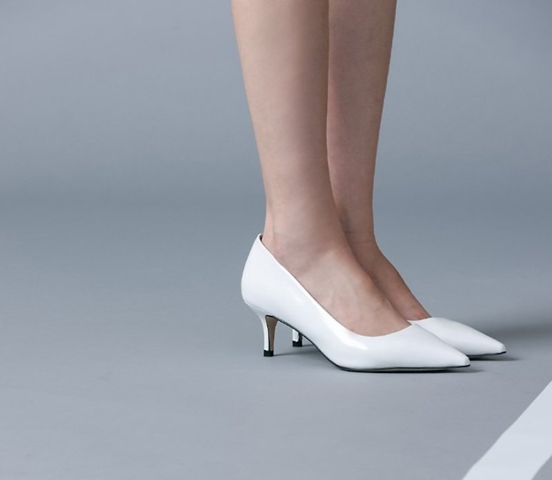 Very simple and elegant flat tip fine low heels white - รองเท้ารัดส้น - หนังแท้ ขาว