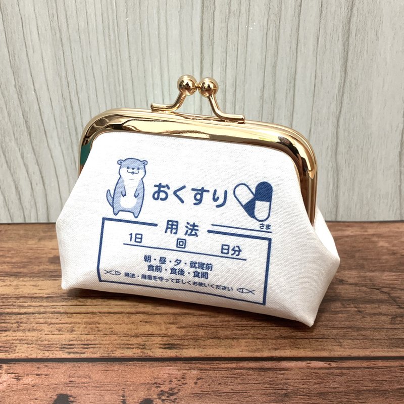 【受注製作】手のひらサイズ おくすりがま口 カワウソ こつめクリニック 小銭入れ - 編織/刺繡/羊毛氈/縫紉 - 棉．麻 