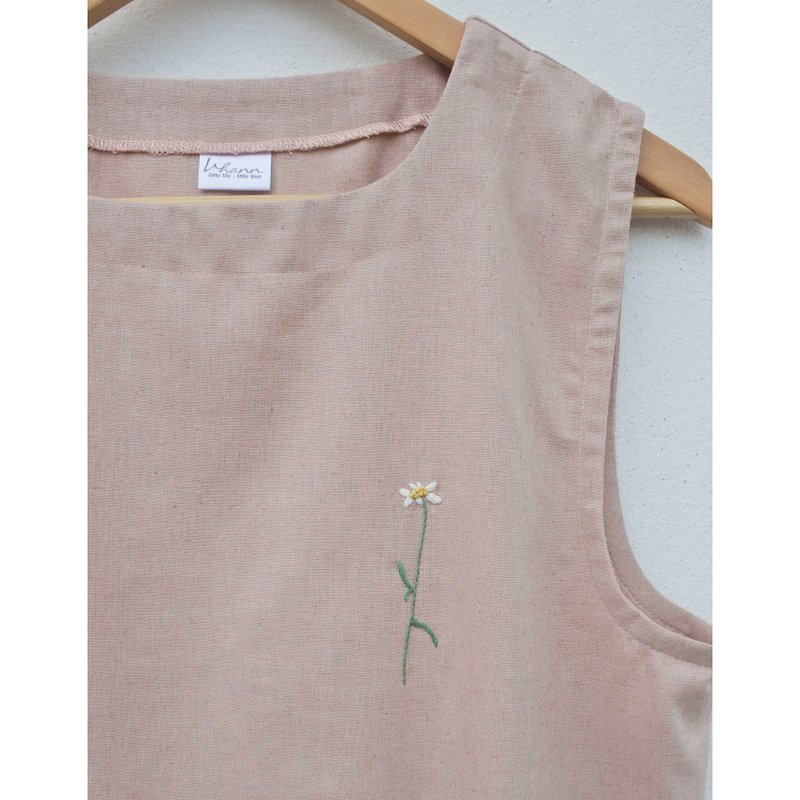 Embroidery | Cotton | Pink sleeveless shirt - 女上衣/長袖上衣 - 棉．麻 粉紅色