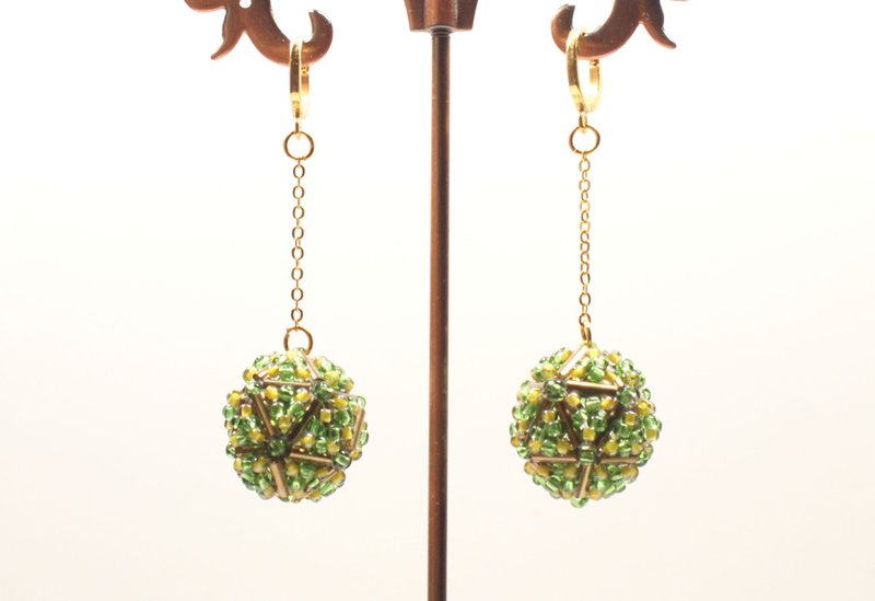 Green Beaded Ball Earrings Seed bead Dangle earrings - 耳環/耳夾/耳骨夾 - 玻璃 綠色