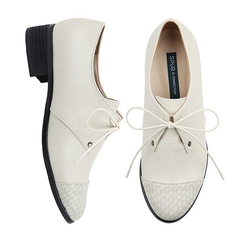 SPUR SNAKE TOECAP FLAT HS8035 IVORY - รองเท้าอ็อกฟอร์ดผู้หญิง - วัสดุอื่นๆ ขาว