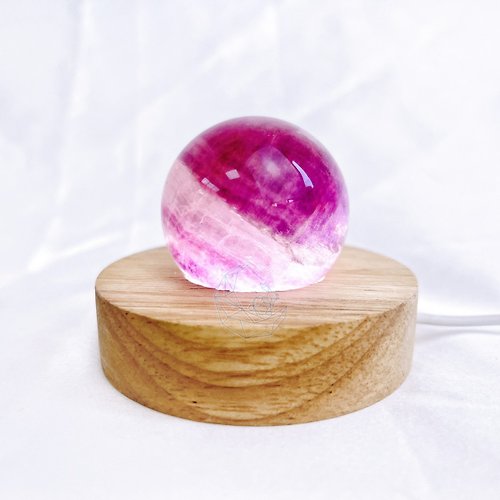 月浩尋寶工作室 螢石球 4.6cm 粉嫩感 環狀千層 落櫻紛飛 大片彩虹光 紫螢石 透明