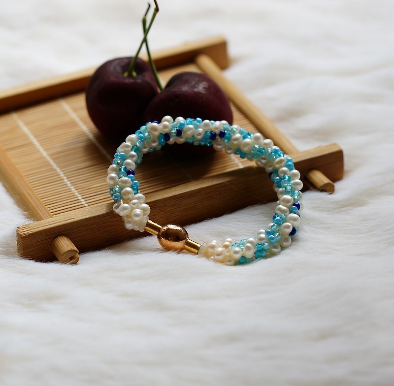 Handmade Kumihimo Pearl Bracelet - สร้อยข้อมือ - เครื่องเพชรพลอย สีน้ำเงิน