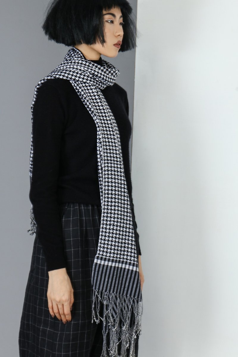 Pure wool knit houndstooth shawl - ผ้าพันคอถัก - ขนแกะ สีดำ
