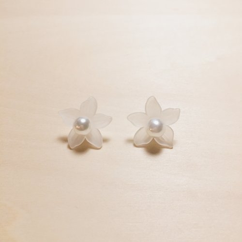 鳥嶼 Niaoyoo 復古半透白珍珠花花可拆式耳環