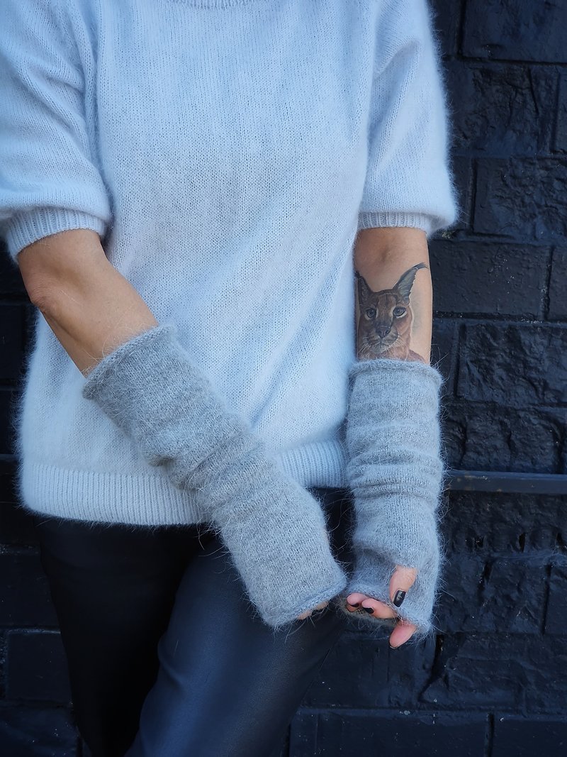 Angora gray fingerless. Fluffy knit arm warmers - ถุงมือ - ขนแกะ สีเทา
