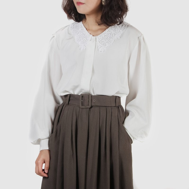 [Egg Plant Vintage] Poco Ball Lace Collar Pure White Vintage Shirt - เสื้อเชิ้ตผู้หญิง - เส้นใยสังเคราะห์ ขาว