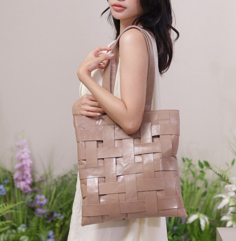 Plaid-square tote bag-apricot brown - กระเป๋าถือ - หนังแท้ สีกากี