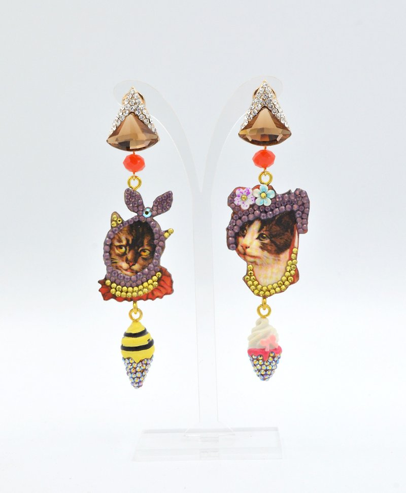 Cat, Lady, Lady, Wood Chip Pattern with Swarovski Crystal Earrings - ต่างหู - โลหะ สีแดง