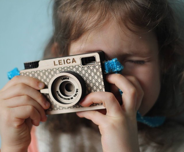 お子様向けのパーソナライズされたギフト。子供用木製トイカメラ Leica