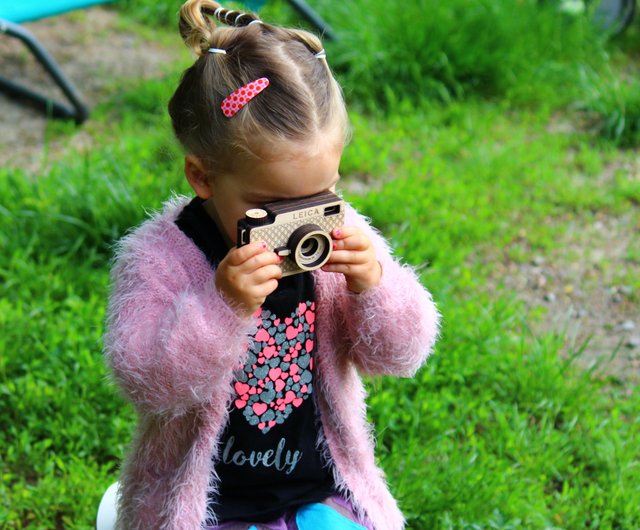 Leica 木製カメラ おもちゃ お子様向けのパーソナライズされたギフト。子供用木製トイカメラ