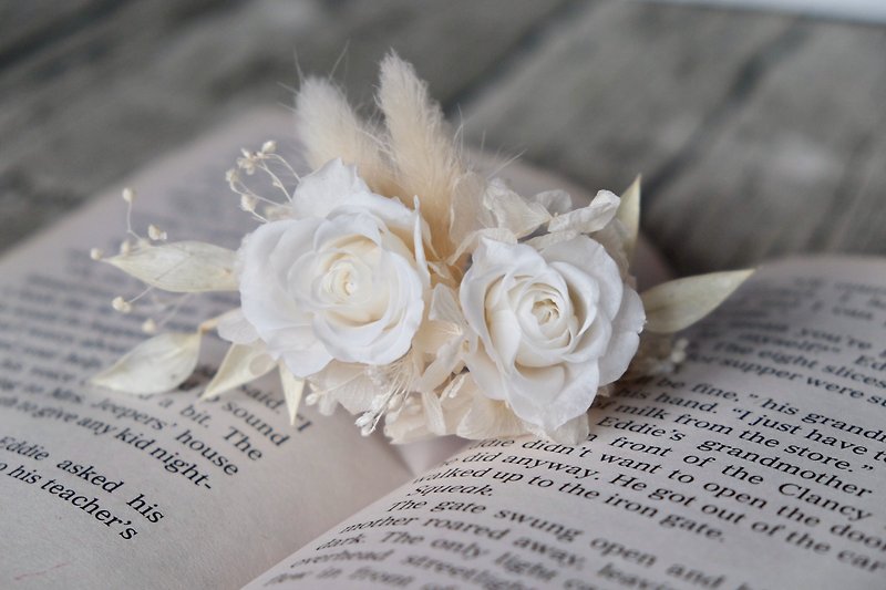 Fresh and elegant white rose flower withered wrist flowers - Bracelets - Plants & Flowers White