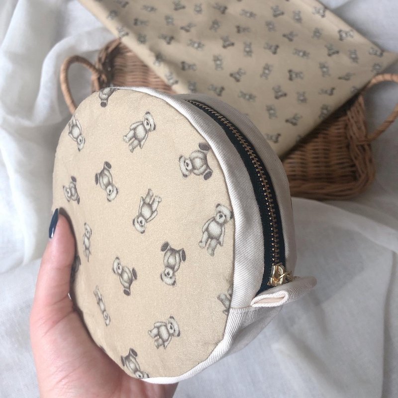 Round pouch / Teddy / ラウンドポーチ・くまさん - 化妝包/收納袋 - 棉．麻 咖啡色