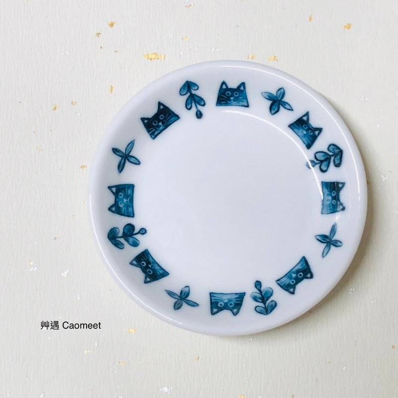 Blue and white porcelain painted around a cat circle three-inch small plate round plate small plate hand-painted plate porcelain painted hand - Small Plates & Saucers - Porcelain 