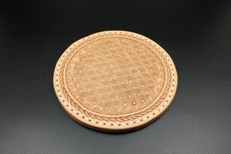 [KH] 現貨-編織紋皮雕杯墊-海浪紋 (植鞣革，隔熱，吸水，超厚) - 杯墊 - 真皮 卡其色
