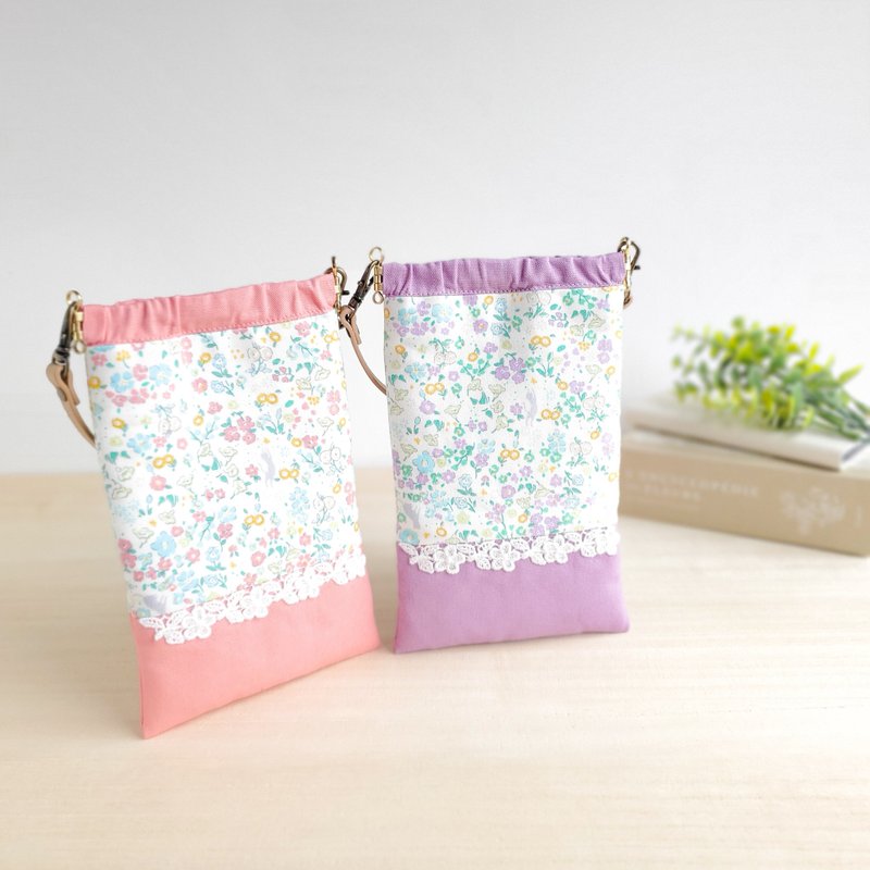 Cat and flower lover pattern smartphone pouch - กระเป๋าเครื่องสำอาง - ผ้าฝ้าย/ผ้าลินิน หลากหลายสี