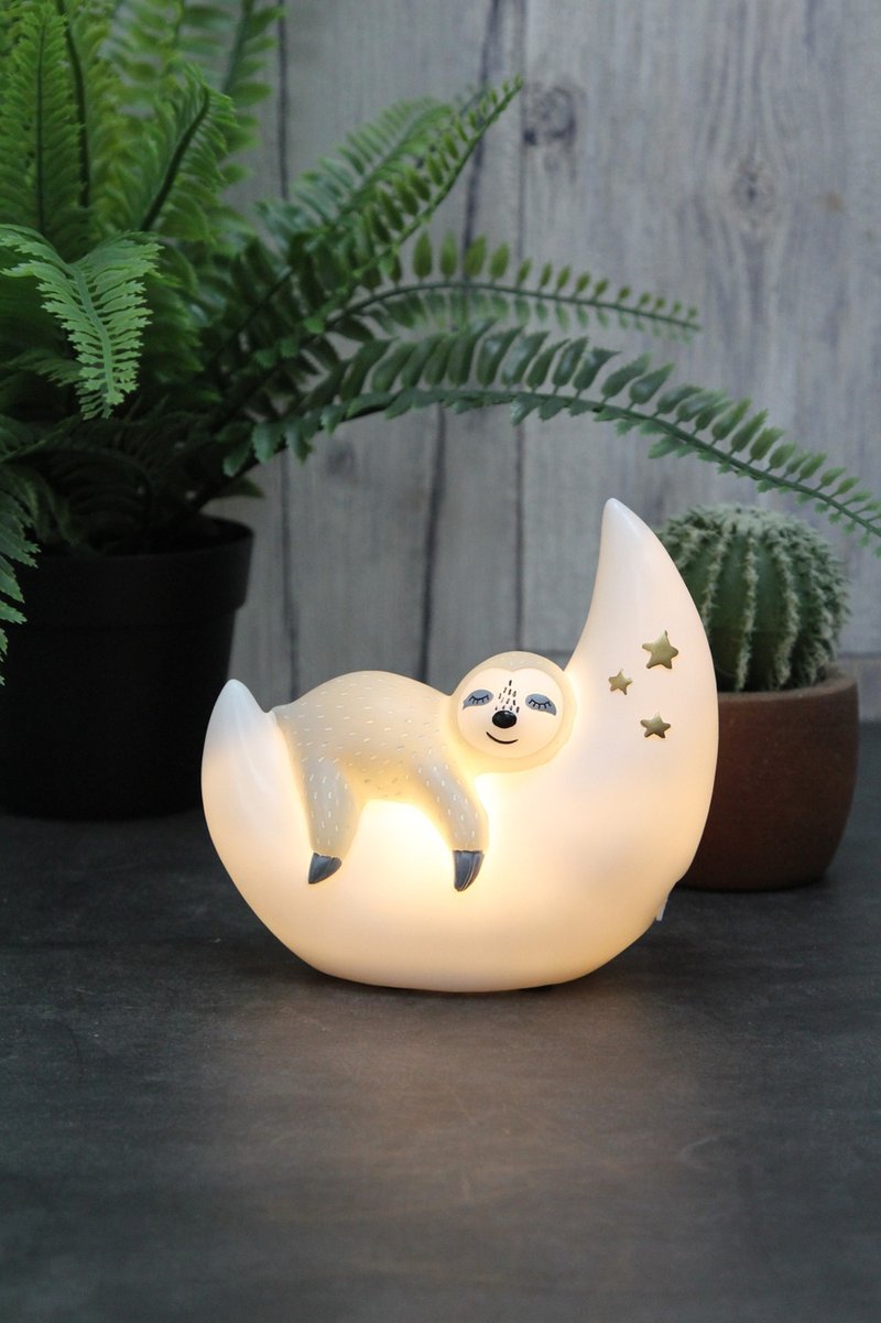 Cute British sloth sleeping on the moon LED battery USB dual-purpose night light - โคมไฟ - พลาสติก ขาว