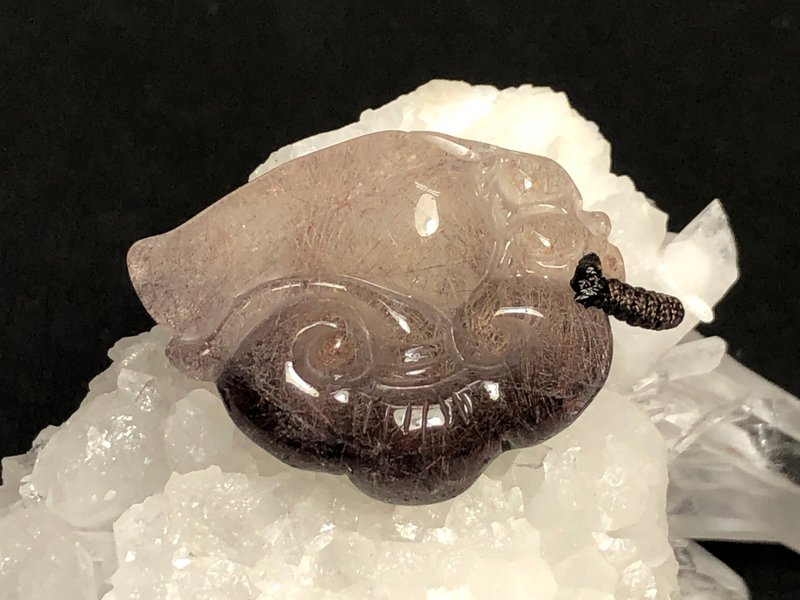 快速出貨 天然滿礦髮晶墜子 雕刻如意 錢鼠 - 項鍊 - 水晶 咖啡色