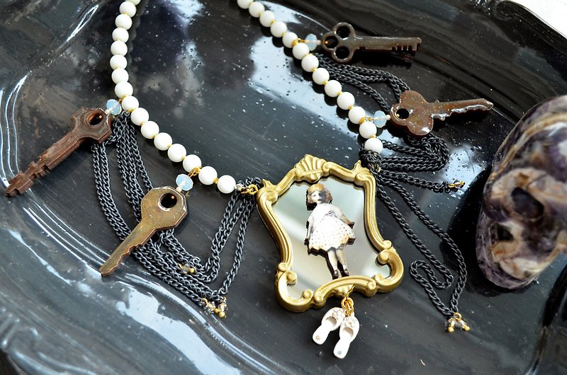 TIMBEE LO Wooden photo print vintage Dark Girl necklace with mirror - Necklaces - Wood Multicolor