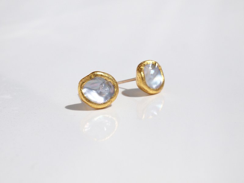 Made in Japan [8mmUP] Gold foil pearl earrings Clip-On pearl white Freshwater pearl - ต่างหู - ไข่มุก ขาว