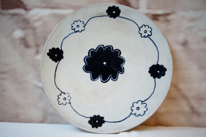 Handcrafted kohiki round dish with delicate floral patterns, 20cm, dining plate - จานและถาด - ดินเผา สีน้ำเงิน