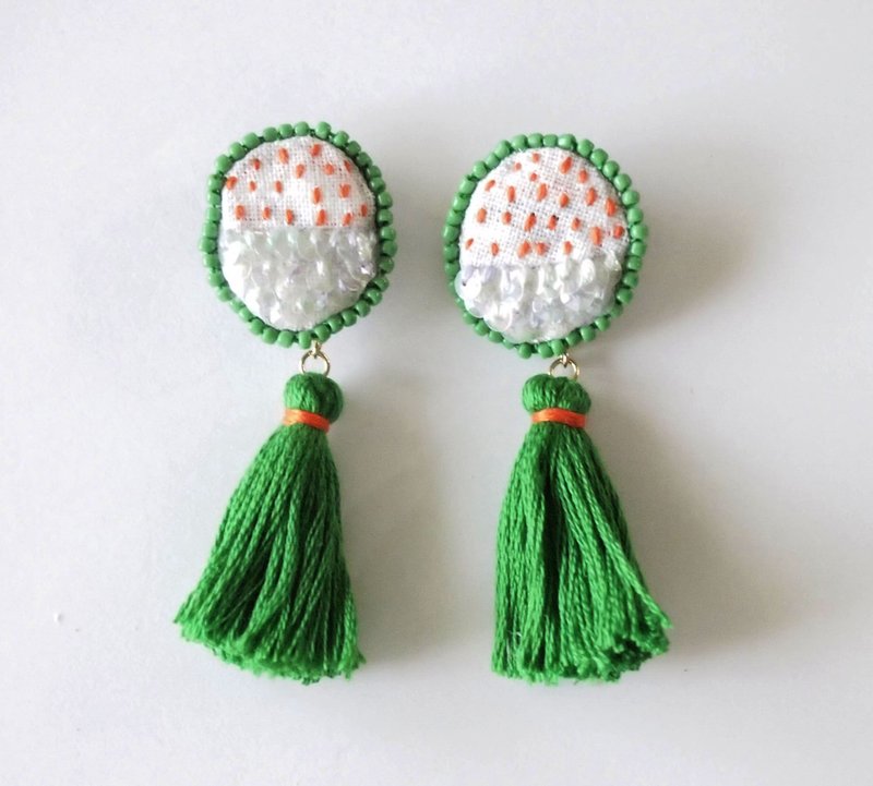 Embroidered tassel earrings - ต่างหู - งานปัก สีเขียว