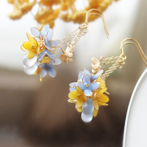 Oli studio 【朝露花球耳環】藍色花球垂墜耳環 銅線樹脂 蝴蝶 耳環/耳夾