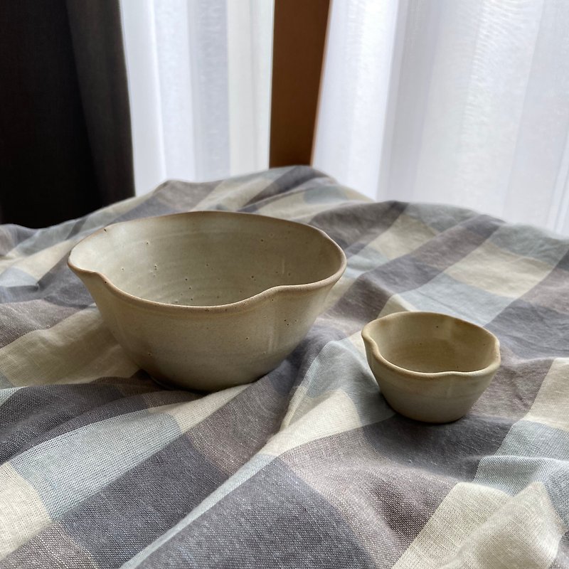 Naughty life flower pottery bowl spot - Bowls - Pottery Silver