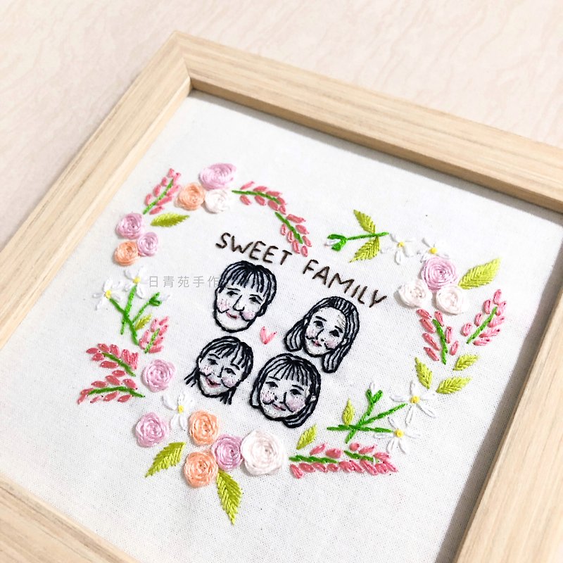 | Customized embroidery frame | 4 people embroidery + wreath | Free 6-inch photo frame - ภาพวาดบุคคล - วัสดุอื่นๆ 