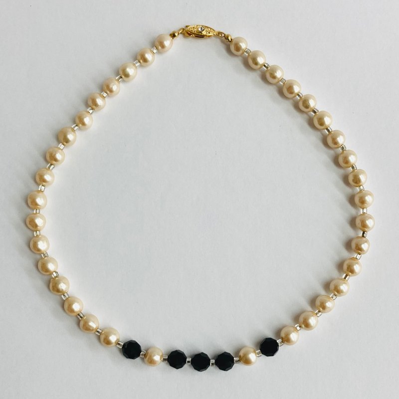 Glass baroque pearl necklace/8mm approx. 45cm/cream/antique brass/made in Japan - Necklaces - Glass Orange