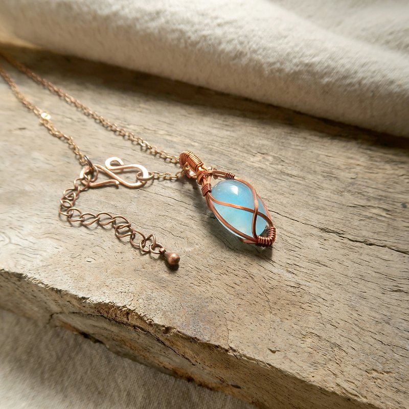 Natural stone braided necklace aquamarine. clover - สร้อยคอ - เครื่องเพชรพลอย สีน้ำเงิน